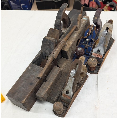 134 - Collection of assorted vintage wooden and other carpenters planes