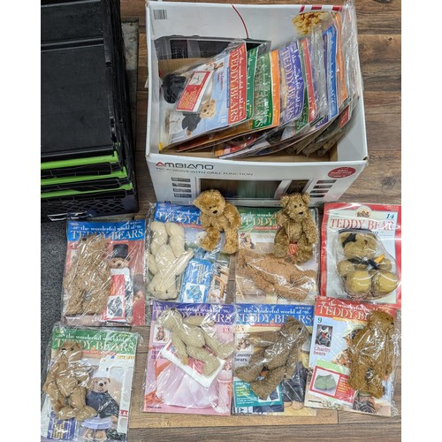 230 - Collection of Wonderful World of Teddy bears magazines with accessories / patterns attached, plus 8 ... 