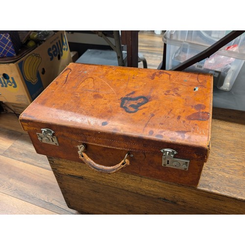 535 - 20 x 13.5 x 6.5 Vintage leather suitcase with key.