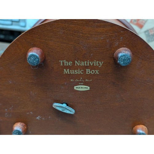 512 - Near mint Danbury Mint The nativity music box - plays silent night