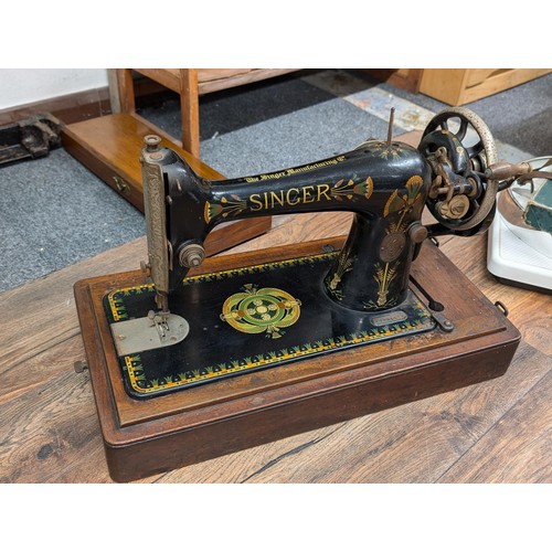 411 - Rare vintage Singer 66K hand crank lotus sewing machine - little stiff but working and no cover