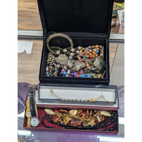 316 - Velvet covered jewellery/trinket box with assorted, mostly vintage, costume and dress jewellery and ... 