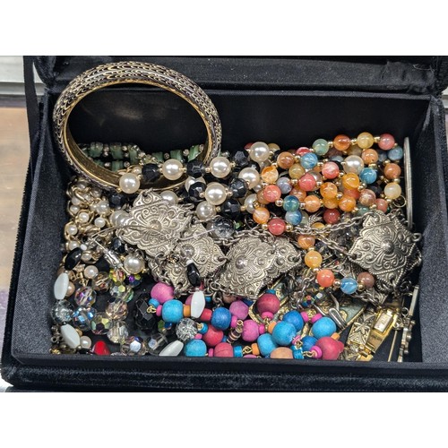 316 - Velvet covered jewellery/trinket box with assorted, mostly vintage, costume and dress jewellery and ... 