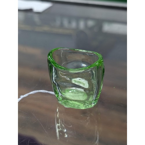 526 - Vintage UV tested genuine Uranium glass eye bath