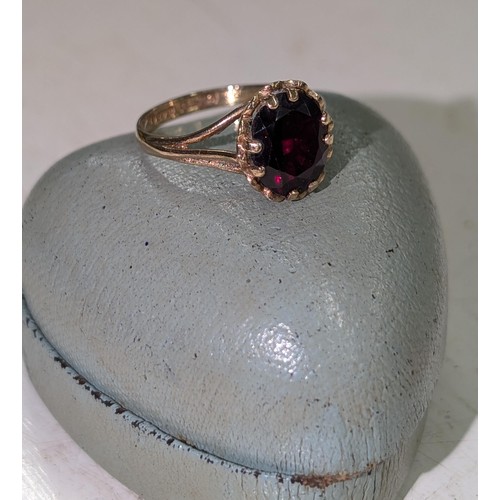 592 - 9Ct Hallmarked gold and Garnet ring size N - 2.5gm