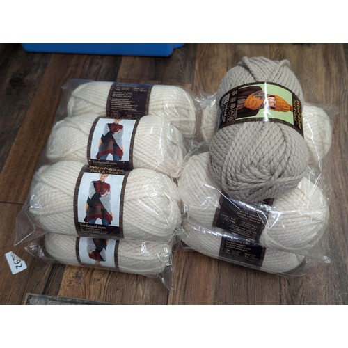 225 - 12 x new Lion Brand Yarns wool-ease, 170 gm balls of wool