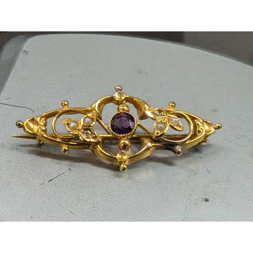 522 - 3.5 cm long 9 carat gold pin brooch with amethyst and seed pearls (2 missing) - 1.8 gm