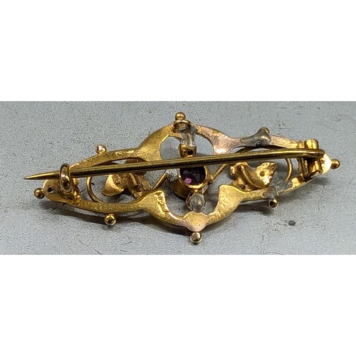 522 - 3.5 cm long 9 carat gold pin brooch with amethyst and seed pearls (2 missing) - 1.8 gm