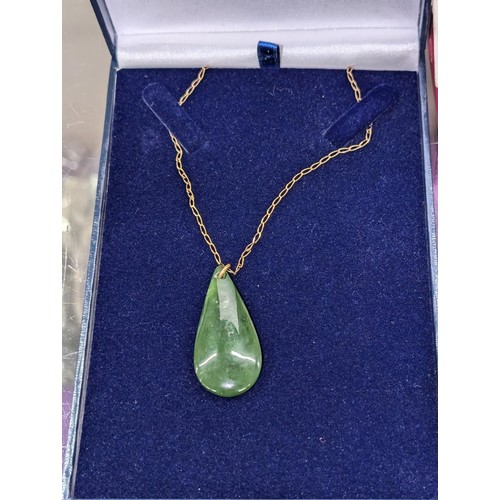 553 - 9 carat gold necklace with jade teardrop pendant