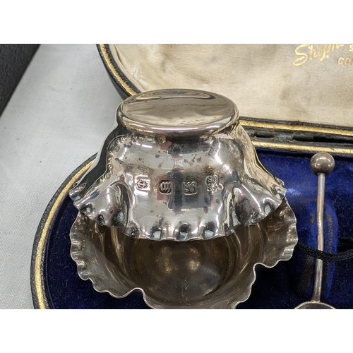 392 - Birmingham 1896, Vale Bros & Sermon, pair of open salts with ruffled edge and spoons - 25gm