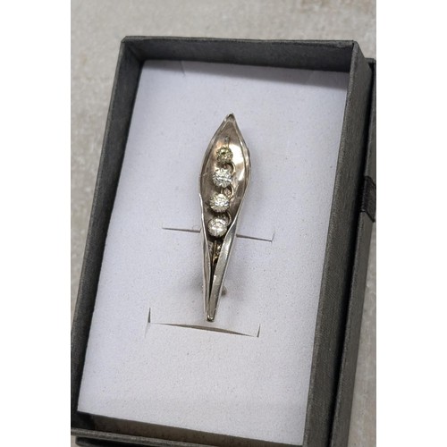 521 - Vintage Lily shaped hallmarked silver brooch 1.5