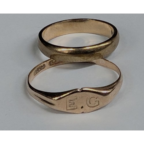 539 - 9 ct hallmarked ladies initialled signet ring size M and small band ring size H - 2.9 gm