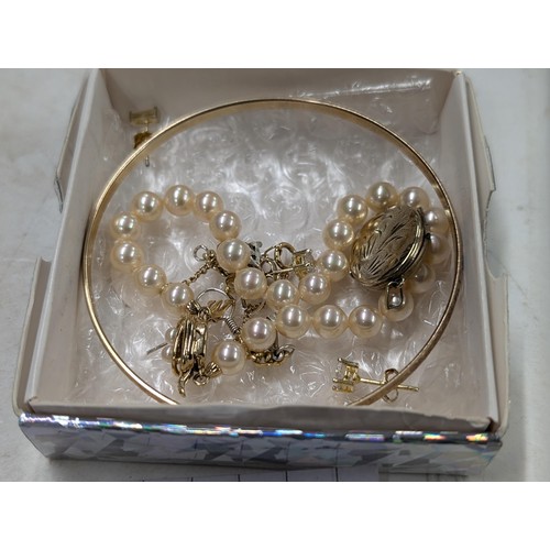 454 - 925 jewellery to include gilt silver bangle, vintage Majorica pearl brooch with silver clasp, locket... 