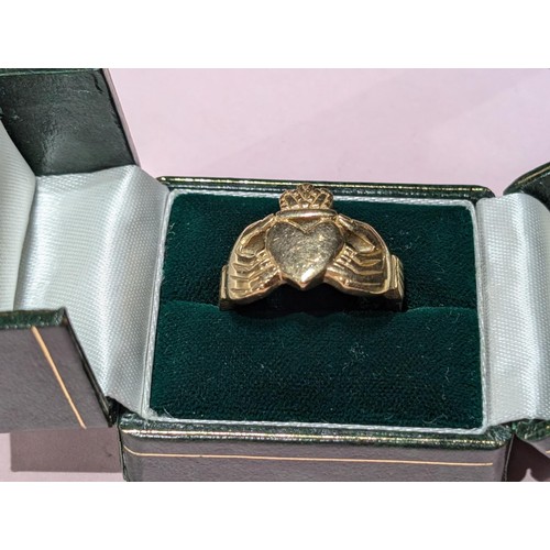 247 - 375 hallmarked 9 carat yellow gold Celtic Claddagh ring size T - 11 gm