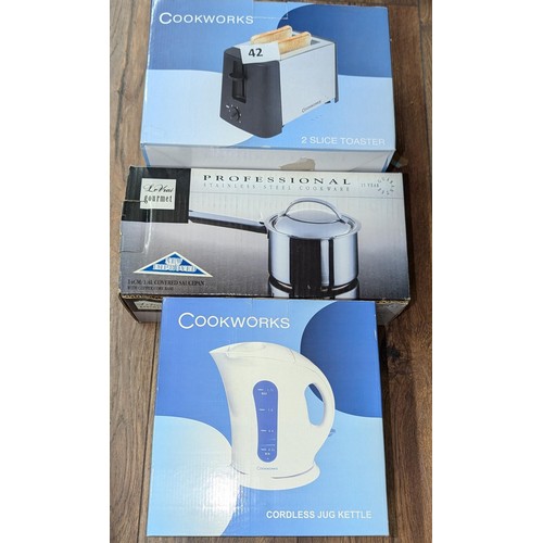 42 - Boxed kitchenware bundle of Cookworks kettle and toaster and Le Vrai 1.4 litre covered saucepan