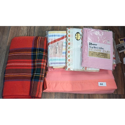 44 - Vintage bedding bundle of 2 x blankets, bed sheets and pillow cases