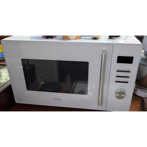 72 - Kenwood 900 wt large counter top microwave in excellent condition