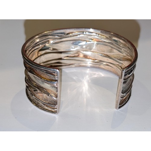 165 - Unusual 925 silver crumpled look bangle - 23.8 gm