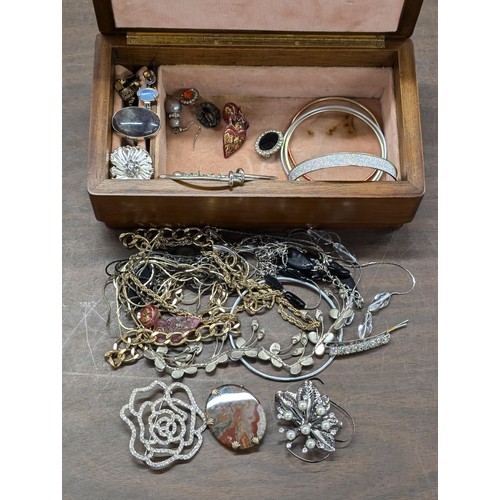 146 - Suede topped wooden jewellery box complete with a selection of costume/dress jewellery