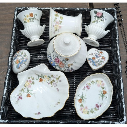 189 - Collection of Wedgewood china in wicker basket