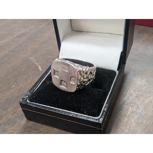 359 - Chunky solid sterling silver vintage unisex signet ring, hallmarked CMC Birmingham 1979 to front - s... 