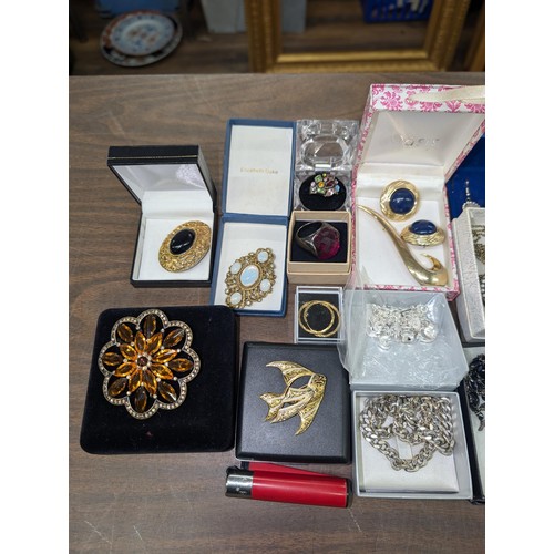 406 - Bundle of boxed and cased individual items of assorted dress and costume jewellery