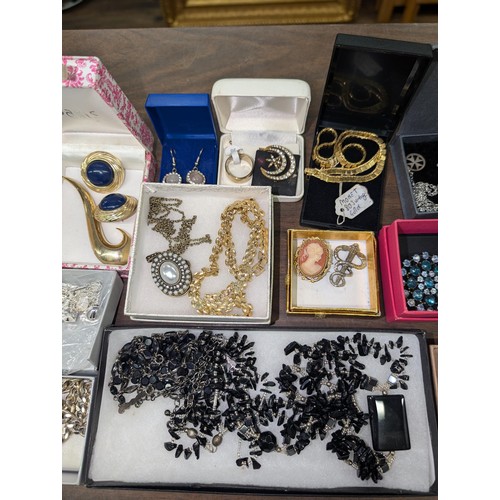 406 - Bundle of boxed and cased individual items of assorted dress and costume jewellery