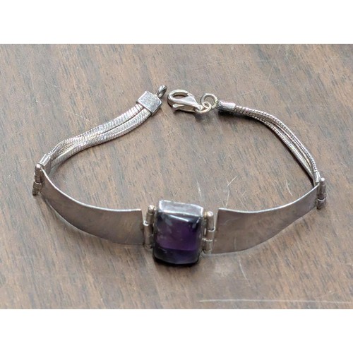 496 - Sterling silver vintage bracelet with Amethyst stone