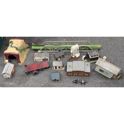 154 - Green tray with assorted Hornby HO/OO gauge buildings, Bridges and roll of greenery