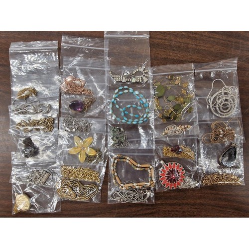 110 - 25 x small necklaces in a pouch