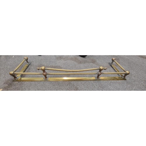 179 - Antique brass fire fender, length 122cm