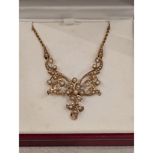 415 - Edwardian Festoon Necklace with Seed Pearls in 15 Carat Gold - 9.2 gm
On closer inspection the chain... 