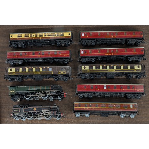 314 - A Collection of Hornby Dublo OO Gauge Locomotives and Carriages