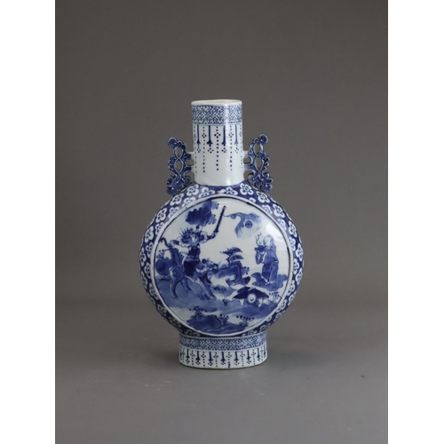 117 - A Blue and White Moonflask with a Mythical Scene, Guangxu, well painted in good blue on both sides, ... 