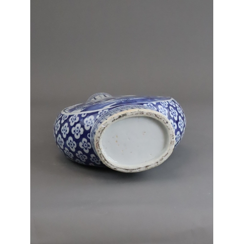 117 - A Blue and White Moonflask with a Mythical Scene, Guangxu, well painted in good blue on both sides, ... 