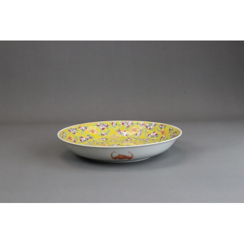 461 - A Yellow Ground Shou and Bats Dish, late Qing/Republic period decorated on an egg yellow enamel grou... 