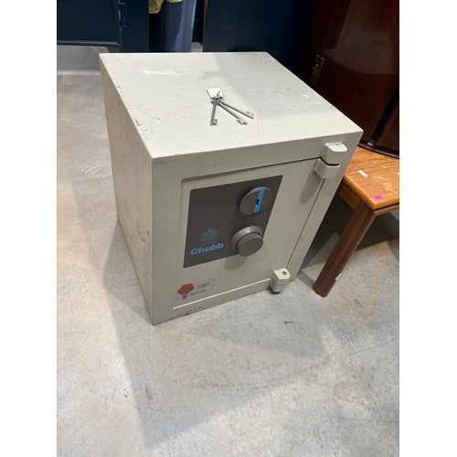 293 - Chubb safe and 3 keys - working order
45cm x 45cm x 53cn H 