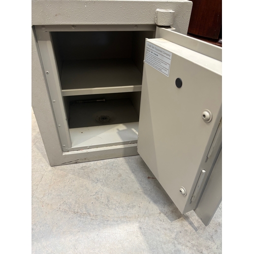 293 - Chubb safe and 3 keys - working order
45cm x 45cm x 53cn H 