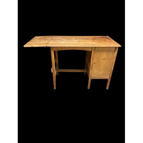 526 - Vintage oak drop flap desk91.5cm x 52cm closed x 119cm open71cm H