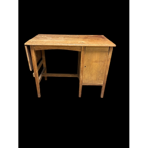 526 - Vintage oak drop flap desk91.5cm x 52cm closed x 119cm open71cm H
