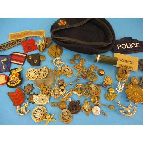210 - A quantity of vintage military cloth and metal badges and buttons