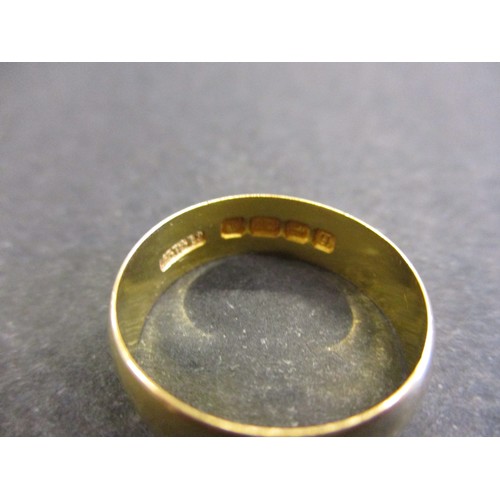 63 - A 22ct gold wedding band