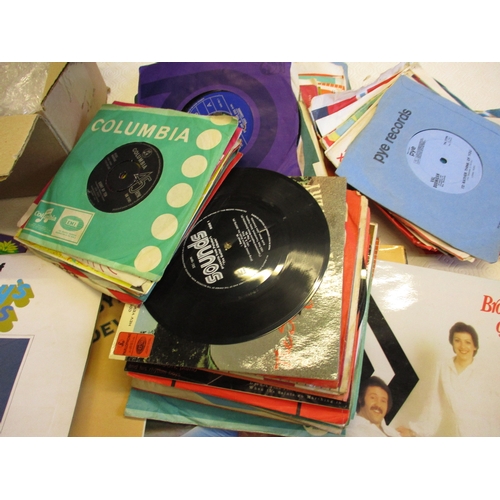 289 - A large quantity of vintage 12 and 7 inch vinyl records