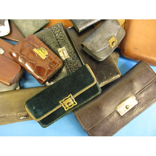 291 - A very large quantity of antique and later purses and wallets, most of leather, some with silver mou... 