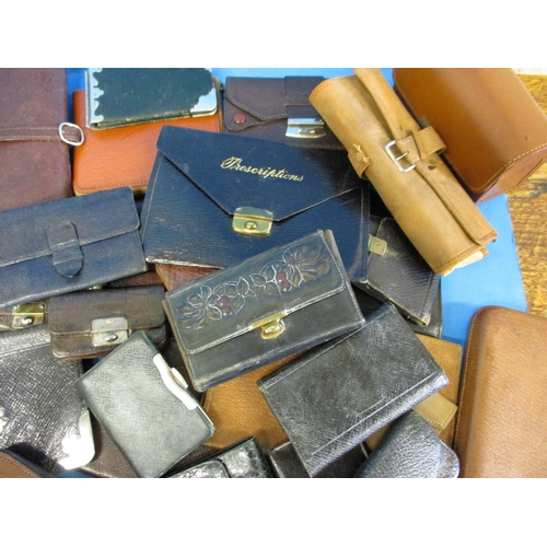 291 - A very large quantity of antique and later purses and wallets, most of leather, some with silver mou... 