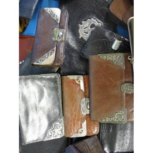 291 - A very large quantity of antique and later purses and wallets, most of leather, some with silver mou... 