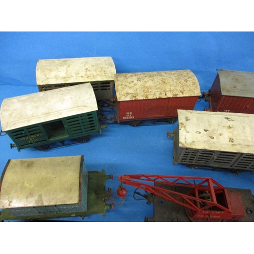 274 - A quantity of vintage Hornby O gauge wagons