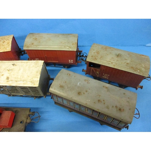 274 - A quantity of vintage Hornby O gauge wagons