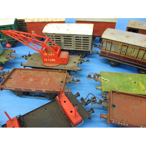 274 - A quantity of vintage Hornby O gauge wagons