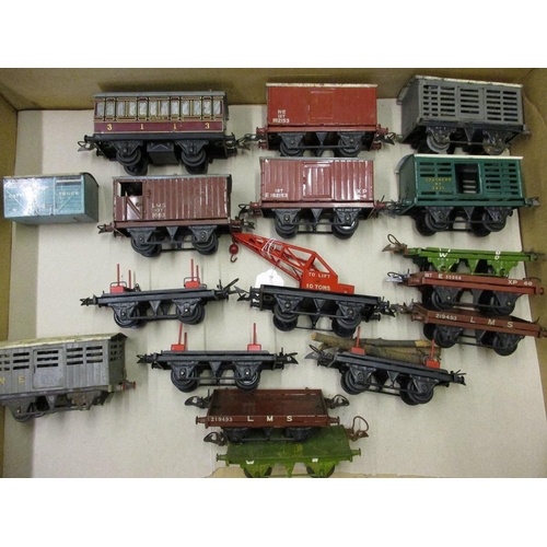 274 - A quantity of vintage Hornby O gauge wagons